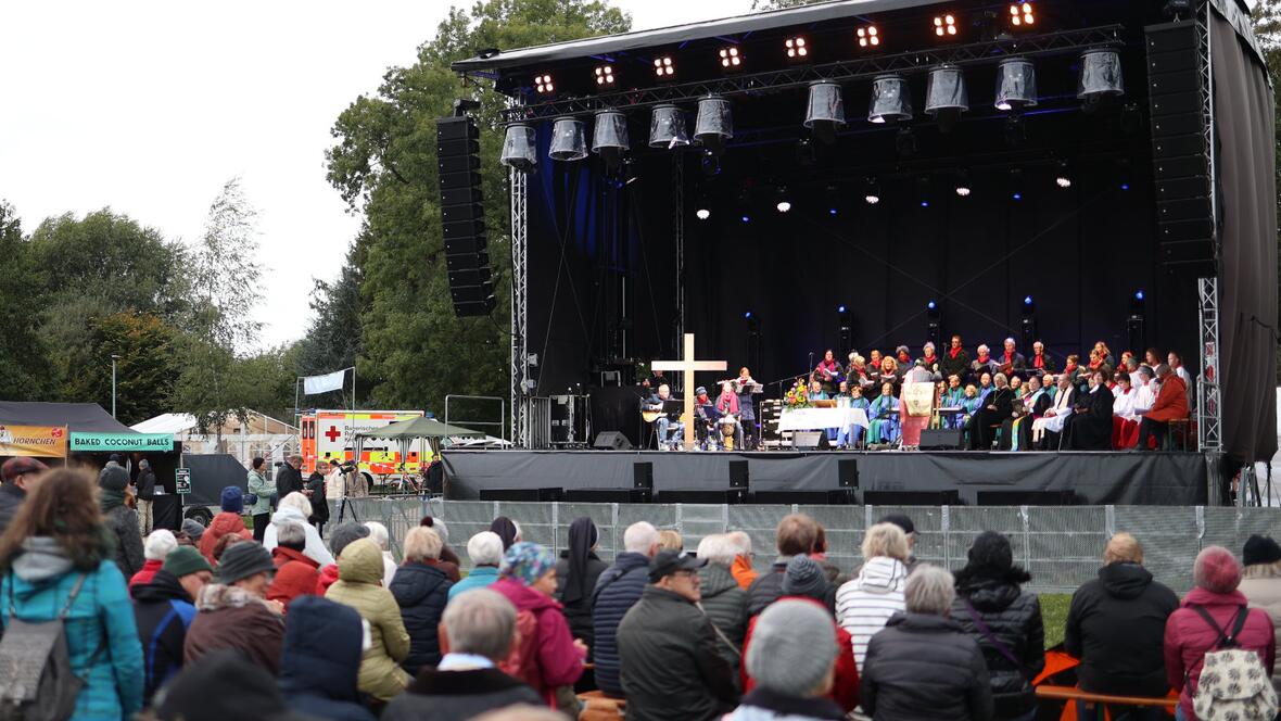 Der Gottesdienst fand auf einer Bühne im Meringer Badanger statt.