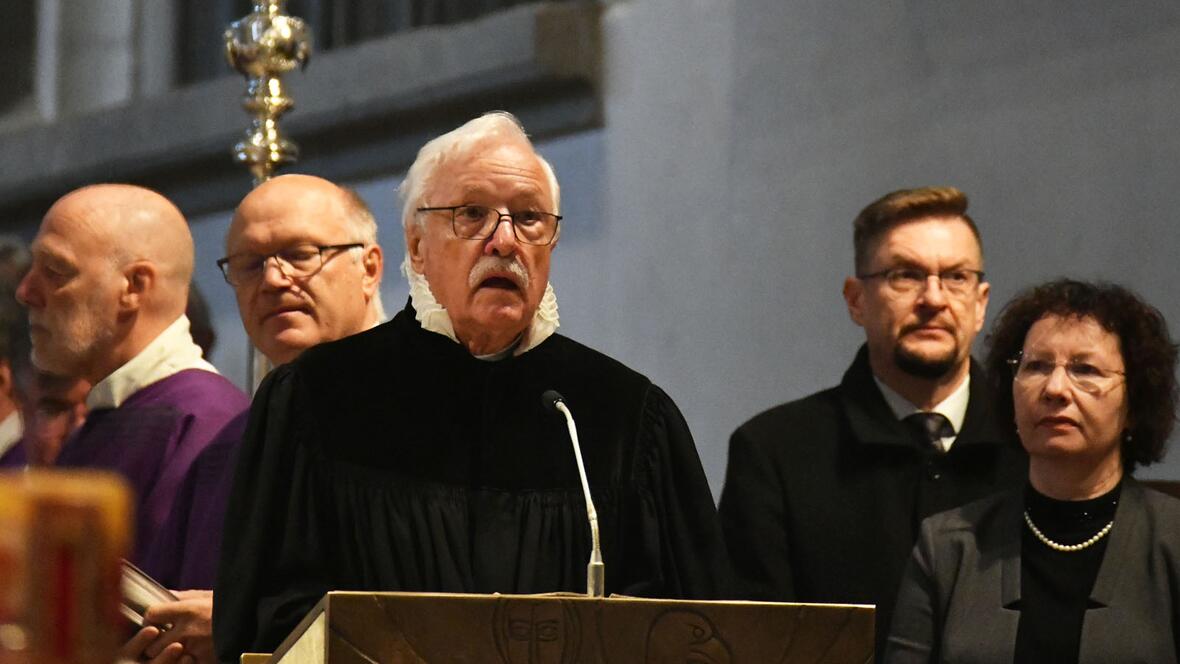 Zu den Vorbetern bei dem Requiem gehörte auch der frühere Pfarrer von St. Anna in Augsburg, Peter Thorn.