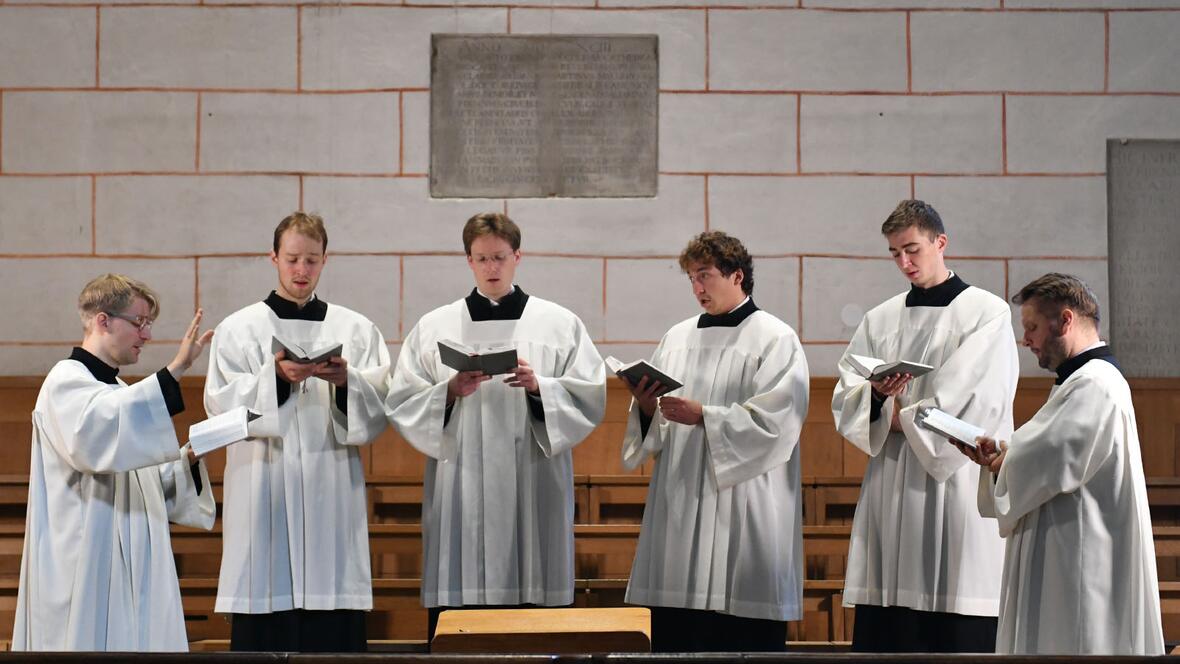Die Domschola gestaltete das Requiem musikalisch.