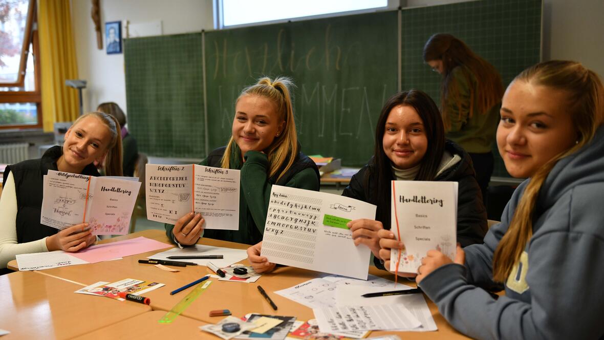 Beim Diözesanen Weltjugendtag am Samstag in Mindelheim stand der Glaube und die Gemeinschaft ganz groß im Mittelpunkt. So auch bei den vielen Workshops wie etwa dem "Handlettering" (Fotos: Maria Rösch / pba).
