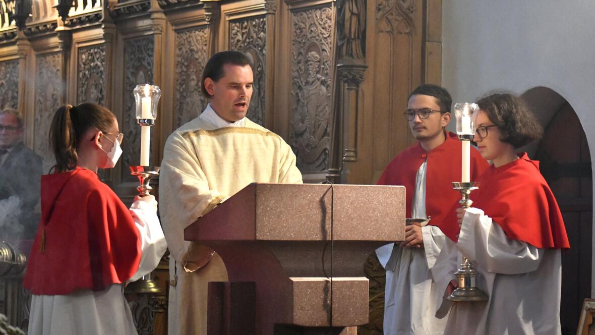 Diakon Andreas Martin von der Diözesanpilgerstelle Augsburg verkündet das Evangelium.