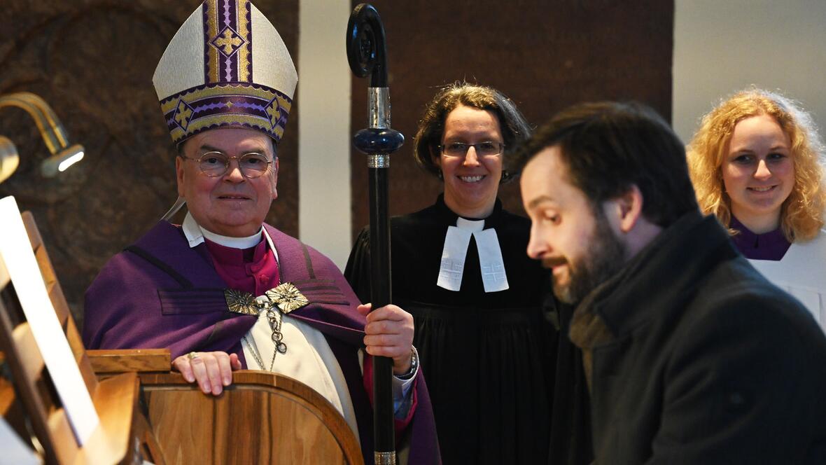Konfessionsverbindende Vergangenheit: Bischof Bertram und die evangelische Pfarrerin von Mindelheim Kaitia Frey lassen sich von den Klängen der neuen Chororgel beeindrucken (Fotos: Julian Schmidt / pba) 