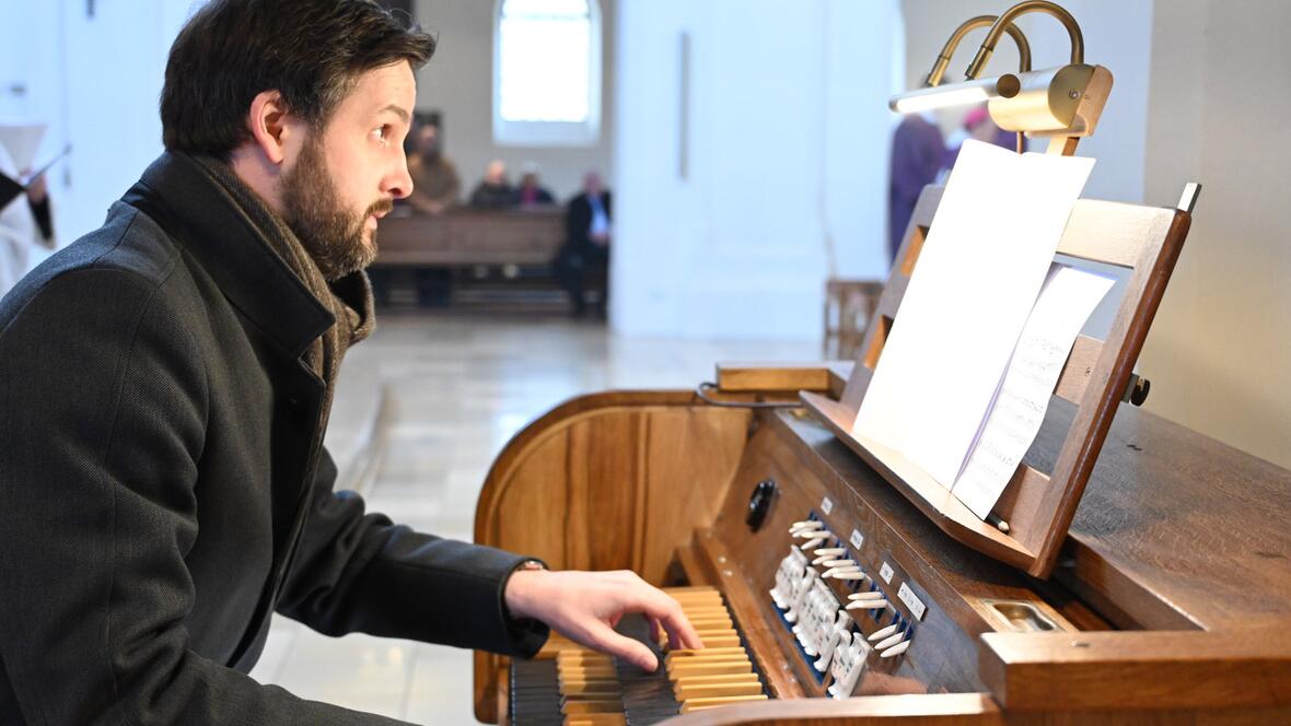 Der Mindelheimer Kirchenmusiker Michael Lachenmayr stellte das Instrument in einem kurzen Konzert vor.