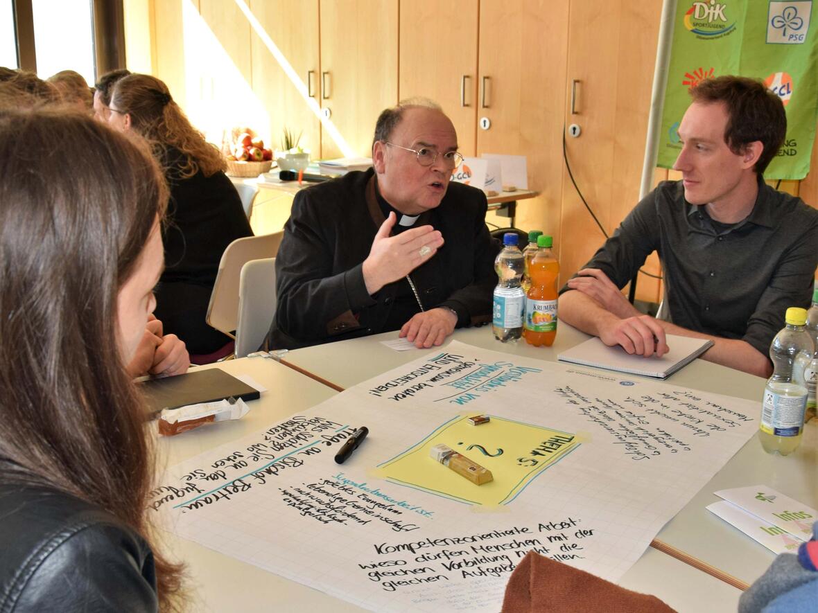 Bischof Bertram im Gespräch mit den Delegierten bei der BDKJ-Diözesanversammlung in Seifriedsberg (Fotos: Verspohl-Nitsche / pdsf)