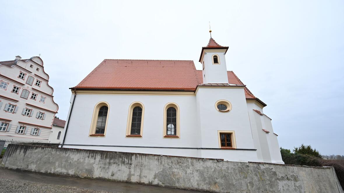 Die Eggelhofkapelle mit dem Gutshaus im Hintergrund.