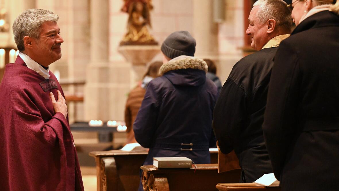 Geschwisterlichkeit und Frieden: Dekan Helmut Haug, der Zen-Buddhist Hogen Harter und Oberbürgermeisterin Eva Weber beim Friedensgruß (Fotos: Julian Schmidt / pba)