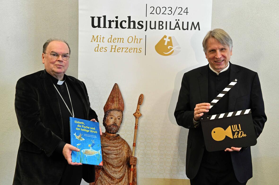 Noch 100 Tage bis zum Auftakt des Ulrichsjubiläums: Bischof Dr. Bertram Meier und Domkapitular Dr. Thomas Groll, Vorsitzender des St. Ulrich-Komitees, freuen sich auf das anstehende Jubiläumsjahr, das ein abwechslungsreiches Programm für Jung und Alt bietet. (Foto: Nicolas Schnall / pba) (Fotos: Nicolas Schnall / pba)