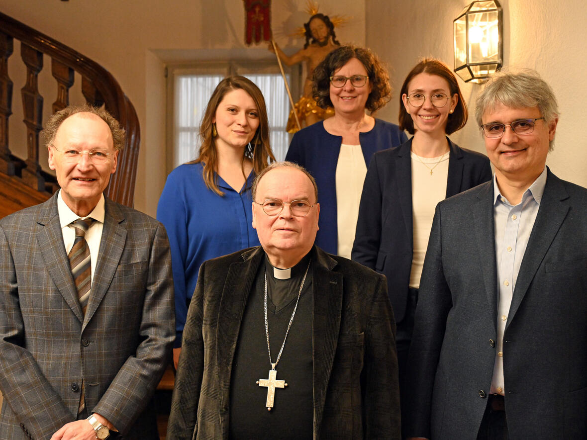 v.l.: Marina König, Angelika Maucher, Lisa Vogg (oben), unten: Generalvikar Wolfgang Hacker, Bischof Bertram, Thomas Stark. Es fehlt Prof. Kerstin Schlögl-Flierl. (Foto: Leander Stork / pba)