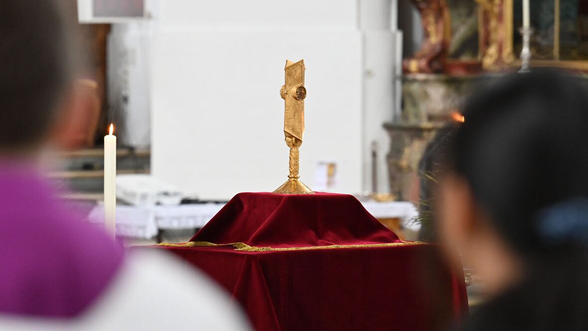 Das Ottobeurer Ulrichsreliquiar wurde den Mönchen 1982 von Bischof Stimpfle geschenkt.