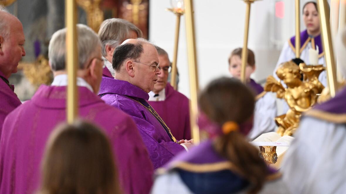 Auch als "Gegenorte" müssten Klöster stets der Welt und vor allem den Menschen zugewandt sein, betonte Bischof Bertram.