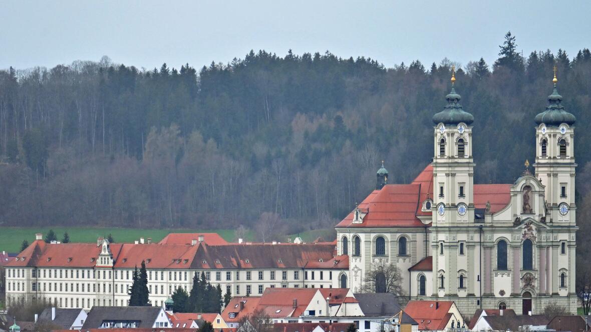 Die Basilika mit dem Klosterkomplex von Norden aus fotografiert.