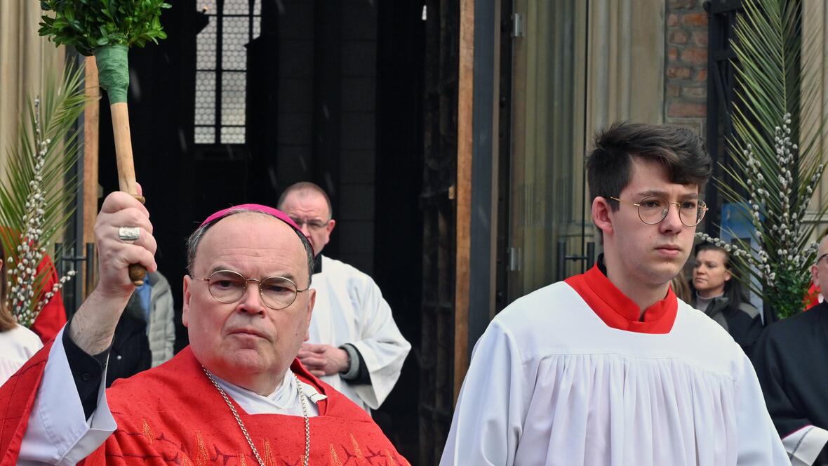 Bischof Bertram bei der Palmsegnung.