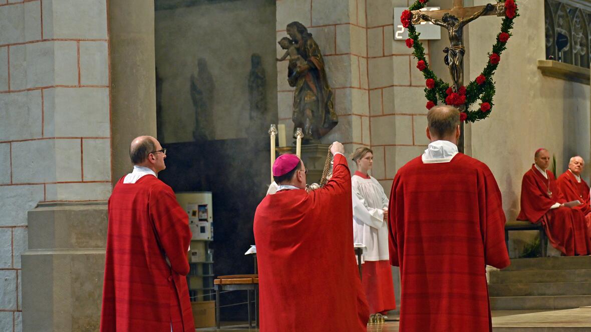 Das festlich geschmückte Kreuz. 