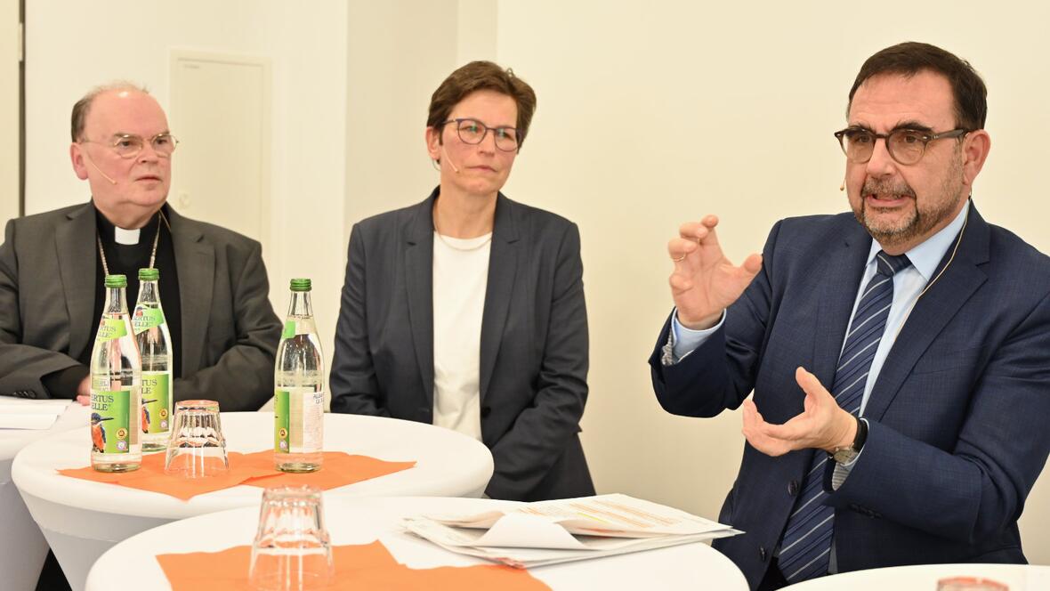 In angeregtem Gespräch (v.l.): Bischof Dr. Bertram Meier, Prof. Dr. Claudia Bausewein und Staatsminister Klaus Holetschek (Fotos: Julian Schmidt / pba)