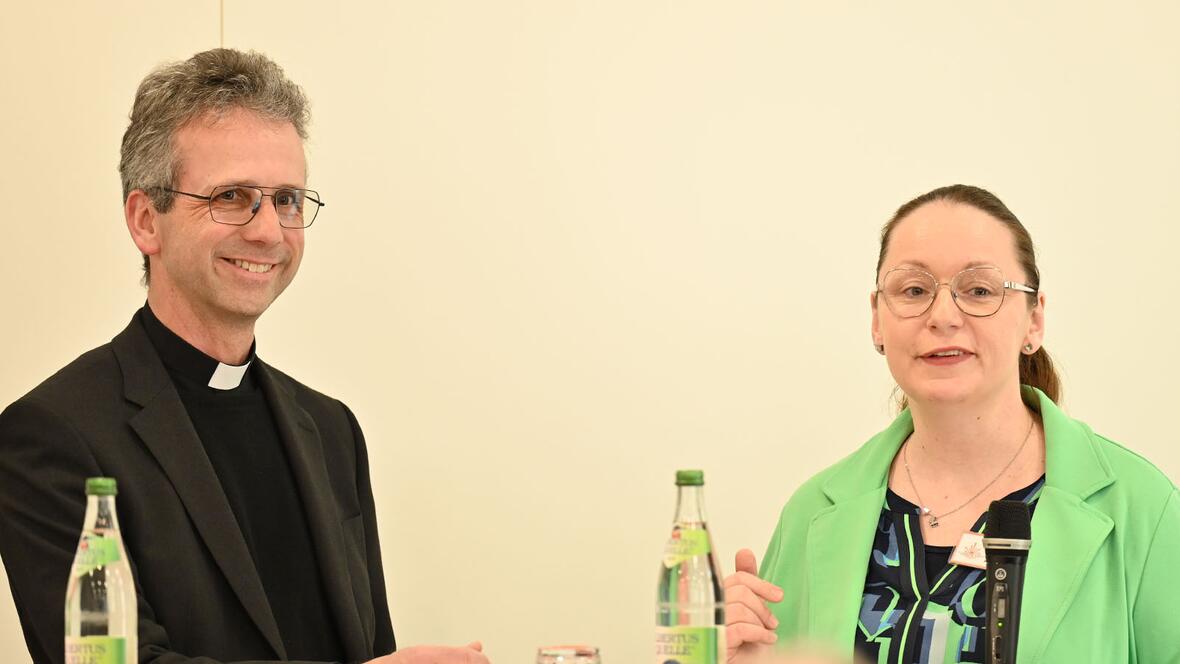 Die Gastgeber des St. Vinzenz-Hospizes: Domkapitular Armin Zürn und Pflegedienstleitung Diana Jukčić.