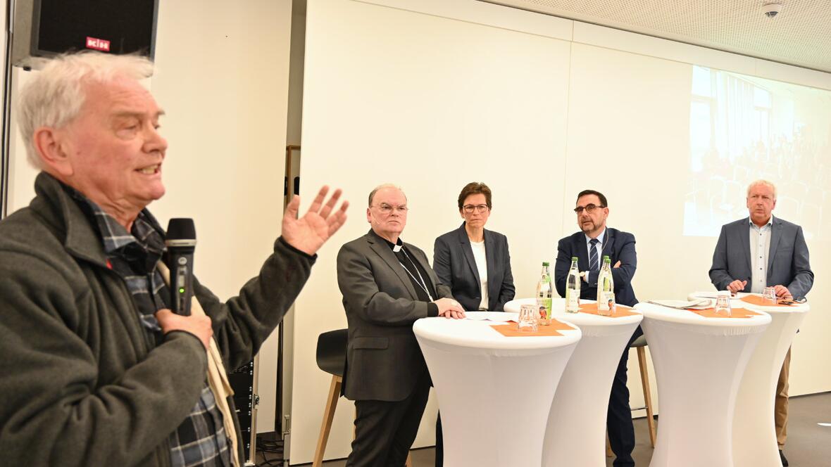 Für die Zuhörerinnen und Zuhörer bestand die Möglichkeit, mit den Podiumsteilnehmern ins Gespräch zu kommen.