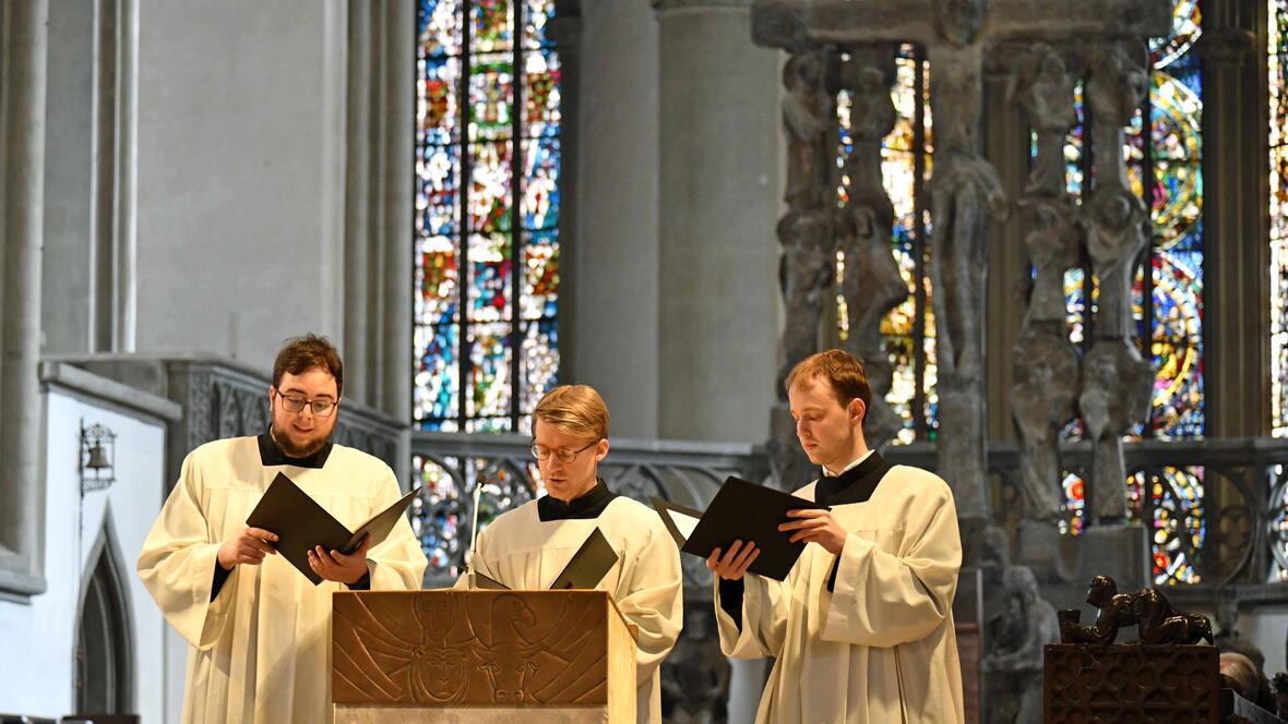 Die gesungene Johannes-Passion von Hermann Schroeder war einer der zentralen Teile der Karfreitagsliturgie im Dom. (Fotos: Nicolas Schnall / pba)