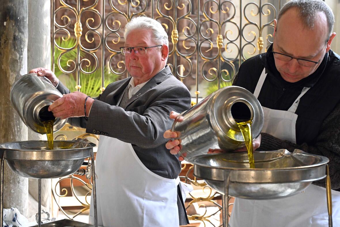 Nach der Chrisammesse wurden die heiligen Öle in kleinere Gefäße abgefüllt und in die Dekanate gebracht. (Fotos: Nicolas Schnall / pba)