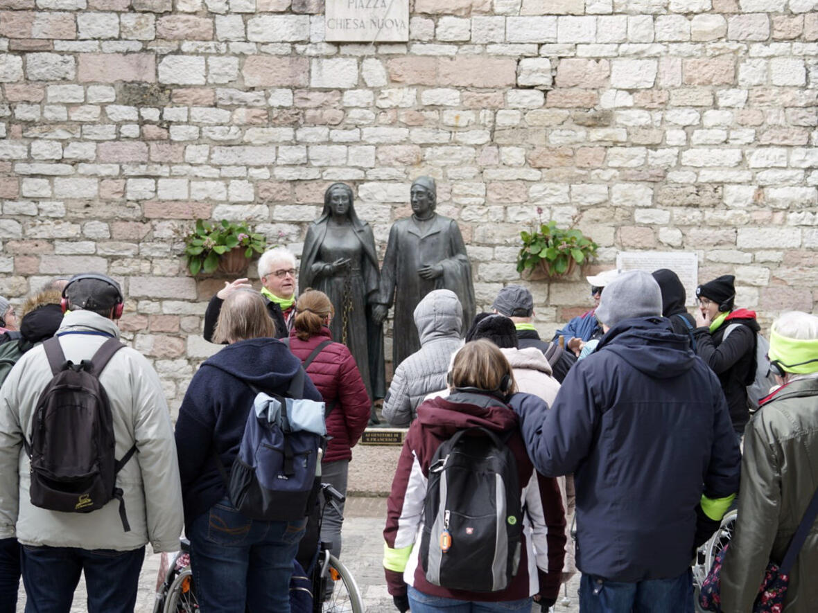 Die Wallfahrtsteilnehmer vor dem Elternhaus des hl. Franziskus (Fotos: Carolin Aumann)