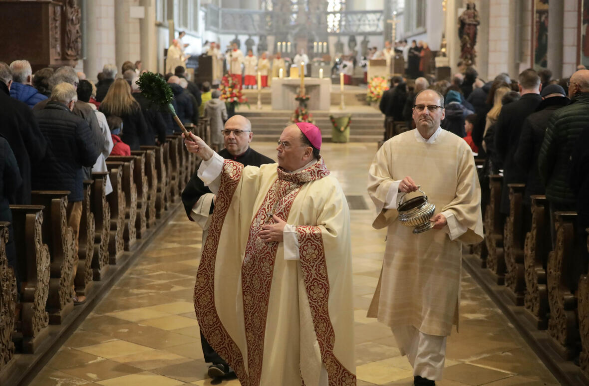 Ostersonntag im Augsburger Dom: Nach Erneuerung des Taufversprechens besprengte Bischof Bertram die Gläubigen mit dem Weihwasser.  (Fotos: Annette Zoepf / pba)