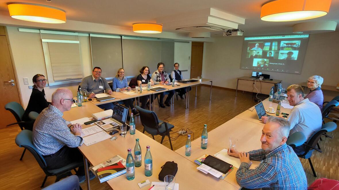 Zur Bundeskonferenz von Pfarrbriefservice.de treffen sich einmal jährlich die Vertreterinnen und Vertreter der Mitgliedsbistümer und die Online-Redaktion von Pfarrbriefservice.de. Einige Teilnehmer wie auch die Journalistin Christine Cüppers waren digital zugeschaltet. Foto: Christian Schmitt