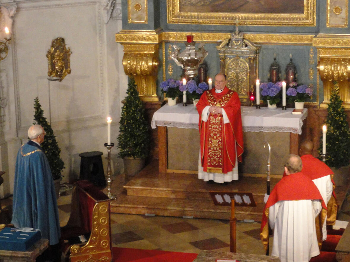 Bischof Bertram beim Ordenshochfest in der Münchner Residenz-Hofkapelle. Links im Bild Ordensgroßmeister S.K.H. Herzog Franz von Bayern (Foto: Kgl. Bayer. Hausritterorden vom Hl. Georg)