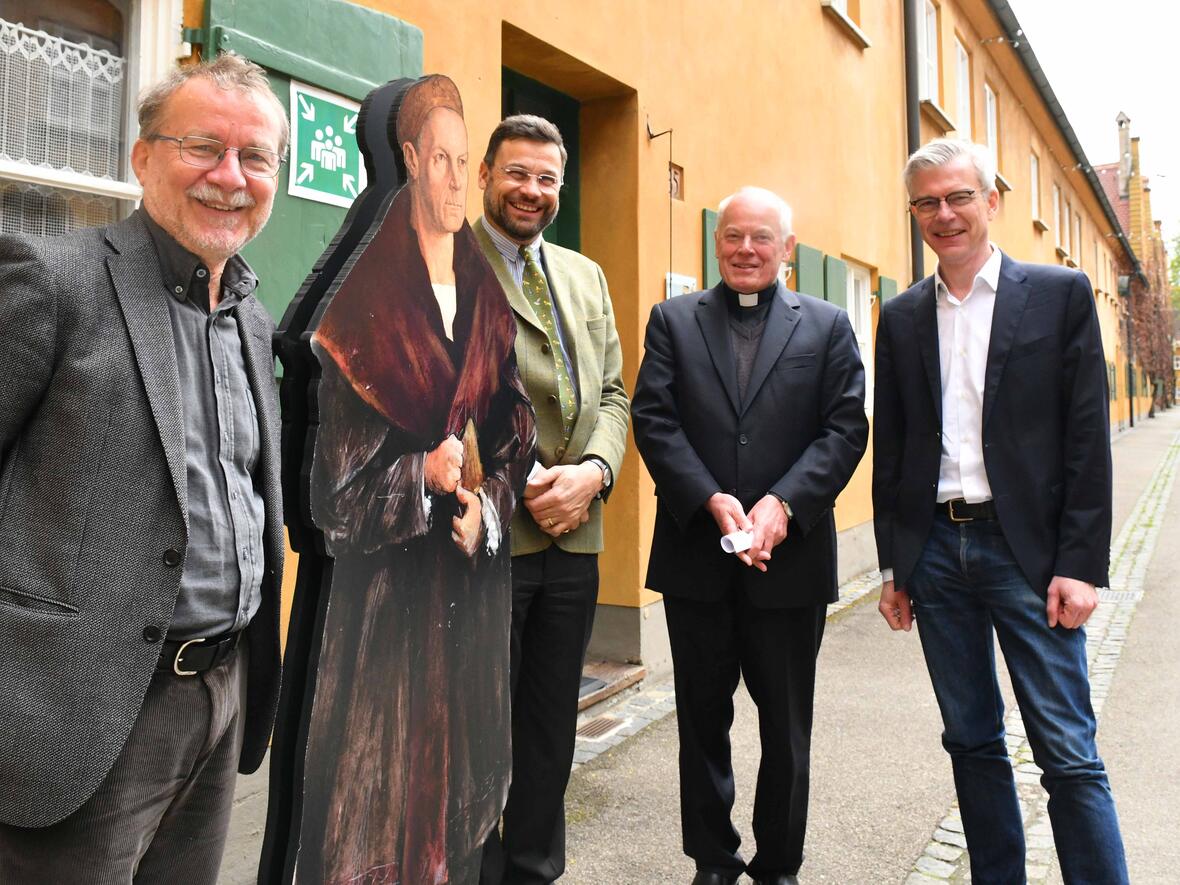 Mit Jakob Fugger in der Mitte lässt sich gut über Sozialpolitik reden: Prof. Dr. Axel Börsch-Supan, Wolf-Dietrich Graf von Hundt von den Fuggerschen Stiftungen, Weihbischof Dr. Dr. Anton Losinger und der "Wirtschaftsweise" Prof. Dr. Martin Werding (von links).