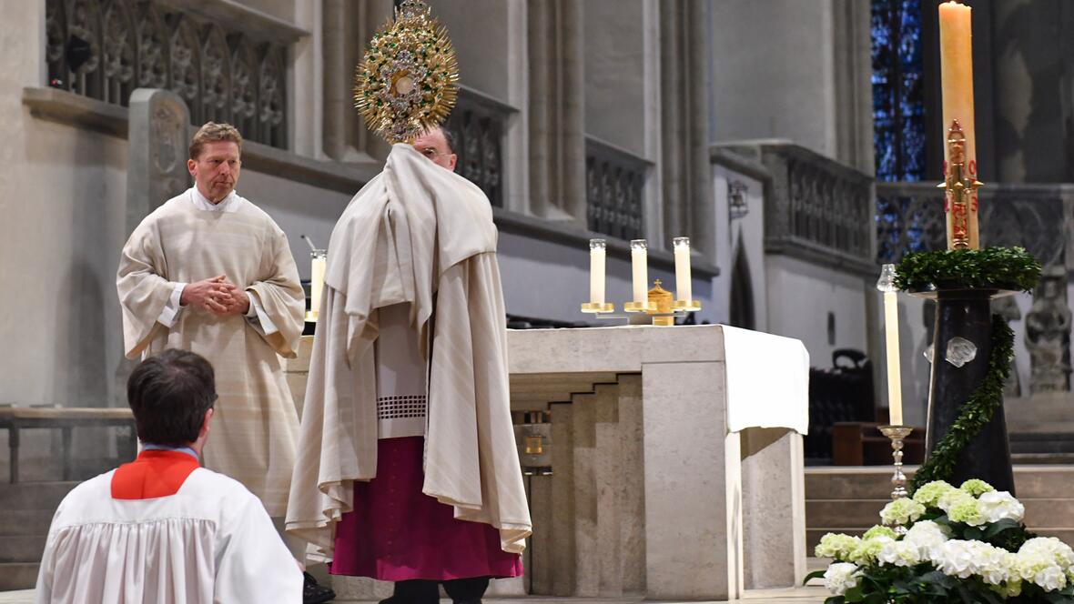 Die Spendung des sakramentalen Segen schloss die erste feierliche Maiandacht ab.