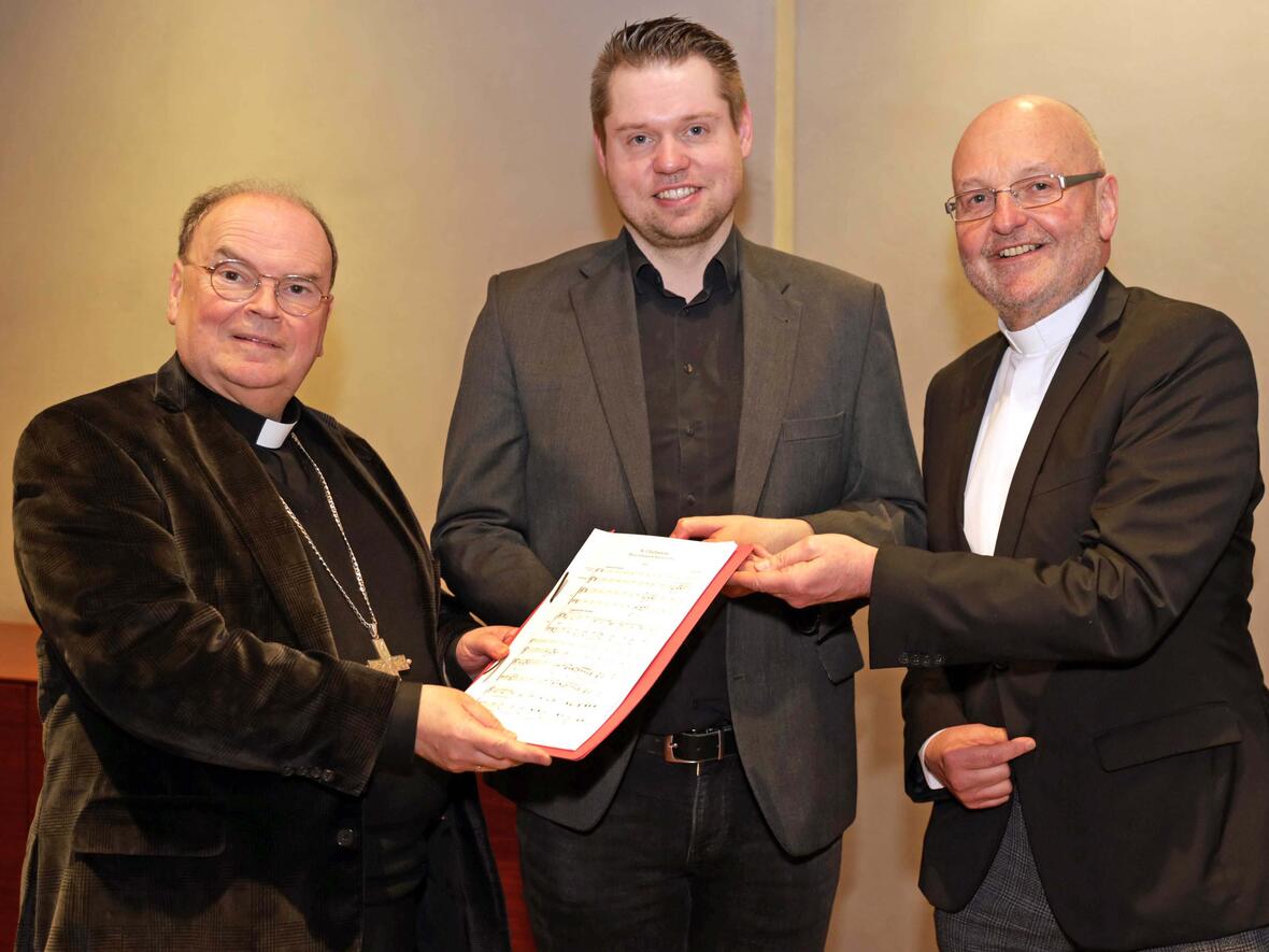 Preisträger Jens Klimek zusammen mit Schirmherr Bischof Bertram und Jury-Mitglied Pater Stefan Kling. (Foto: Annette Zoepf / pba)