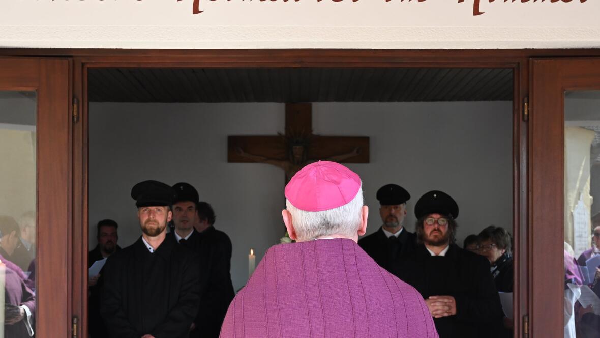 Dompropst Weihbischof Dr. Dr. Anton Losinger vor der Aussegnungshalle in Kirchdorf (Fotos: Julian Schmidt / pba)