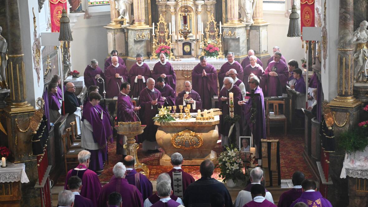 Zahlreiche Priester und Weggefährten des Verstorbenen nahmen an der Trauerfeier teil.