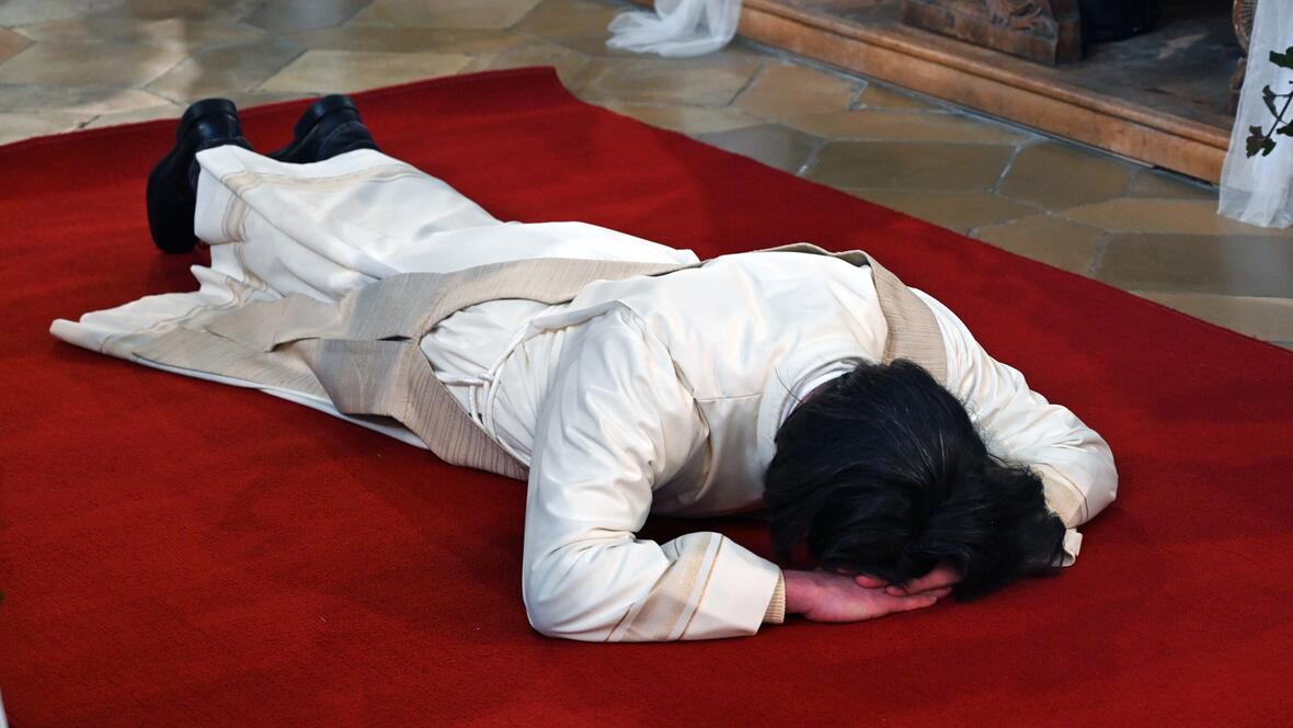 Die Prostratio als Zeichen der Hingabe während der Allerheiligenlitanei. 