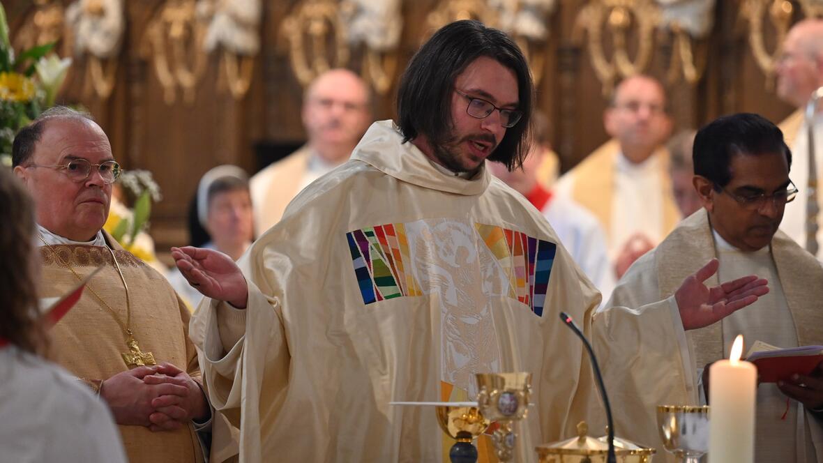 Bischof Bertram und der Neupriester bei der Eucharistiefeier. 