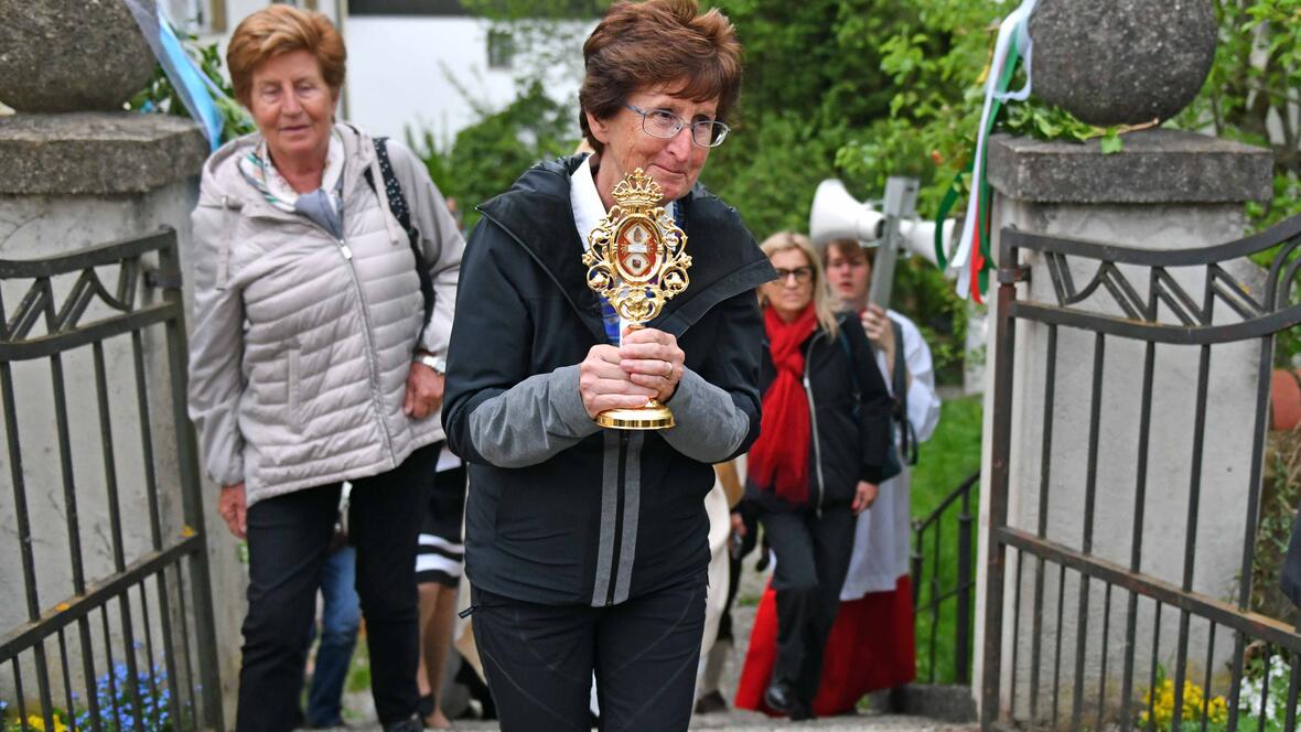Eine Angehörige des seliggesprochenen Boveser Glaubenszeugen trug das Reliquiar die letzten Meter in die St.-Anna-Kirche hinein. (Fotos: Nicolas Schnall / pba)