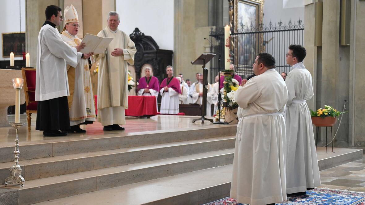 Bischof Dr. Bertram Meier hat an diesem Samstag Wolfgang Ehrle aus Niederstaufen und Sebastian Fuchs aus Oberreute in der Basilika St. Ulrich und Afra zu Diakonen geweiht. (Fotos: Maria Rösch / pba)