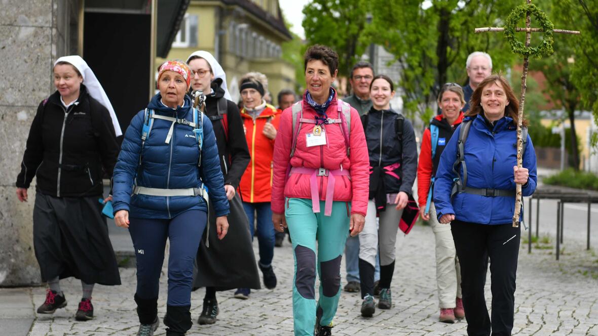Seit den frühen Morgenstunden war diese Wallfahrtsgruppe auf dem Crescentia-Pilgerweg unterwegs. Kurz vor dem Ziel wurden sie feierlich in Empfang genommen (Fotos: Maria Rösch / pba)