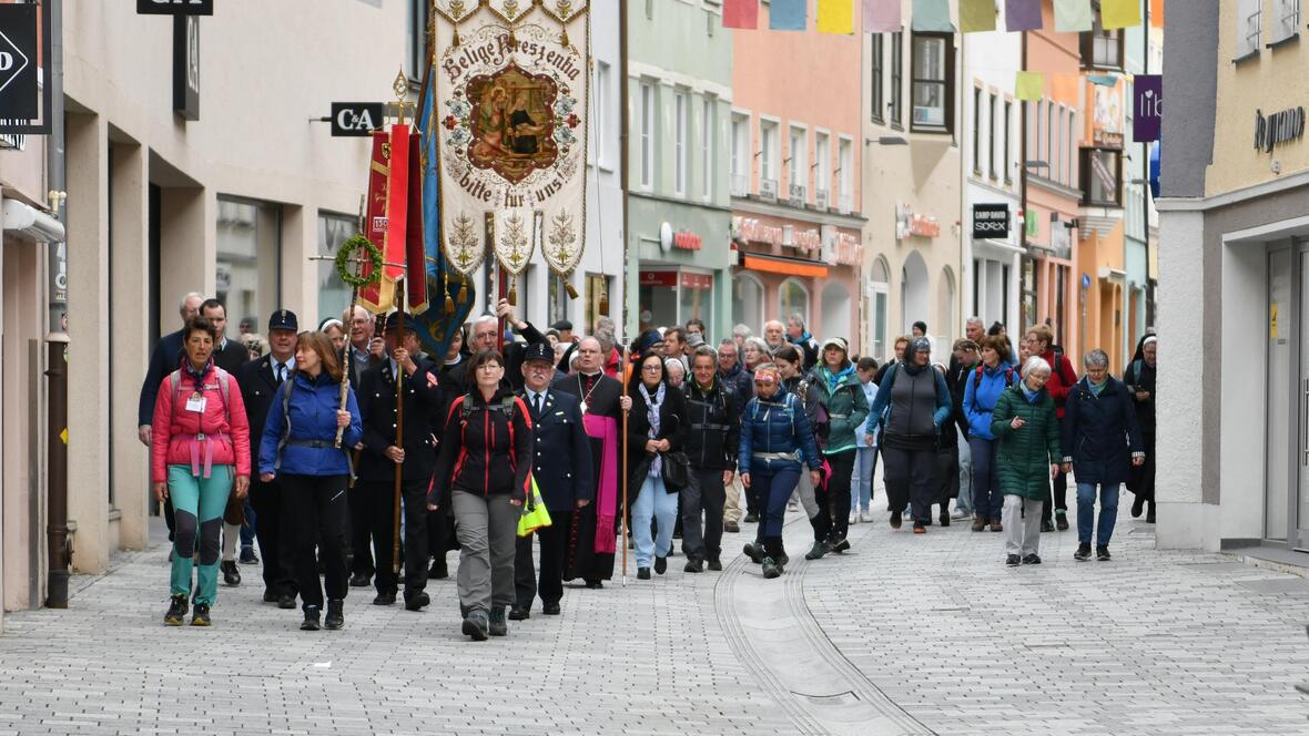 Durch die Kaufbeurer Altstadt hin zum Kloster: Die letzten Meter gingen die Wallfahrer/-innen gemeinsam mit Bischof Bertram und Vertretern von Politik und Gesellschaft.  
