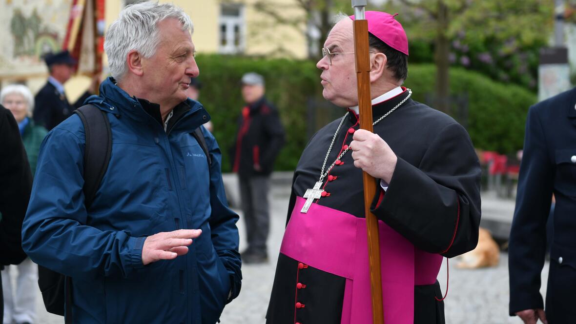 Auch für Gespräche mit den Pilgerinnen und Pilgern nahm sich Bischof Bertram vor dem Gottesdienst Zeit.