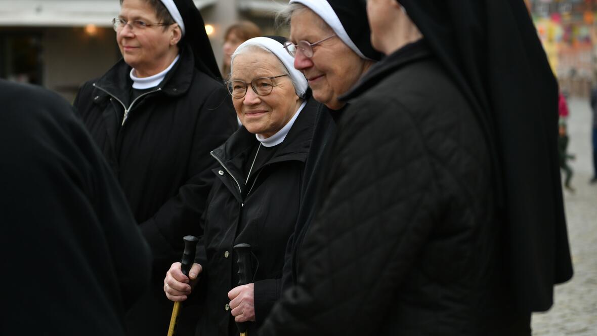 Die Crescentia-Schwestern waren bei der Ankunft der Pilgergruppe vor dem Gottesdienst zahlreich vertreten.  