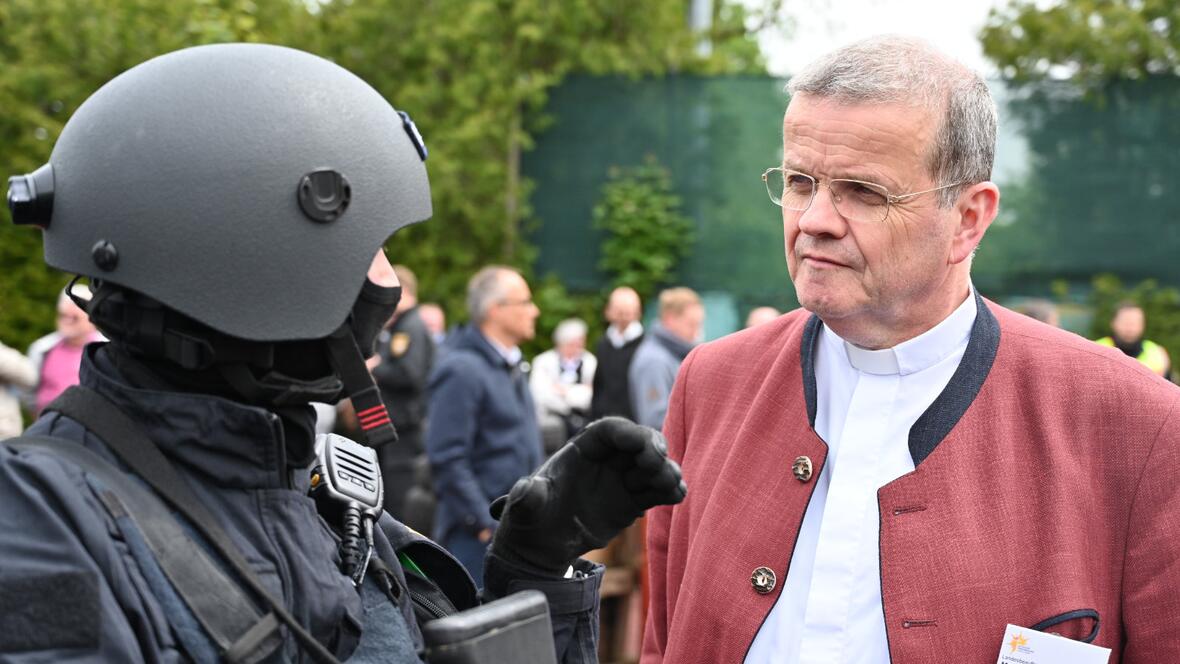 Der bayerische Landespolizeidekan Monsignore Andreas Simbeck im Gespräch mit einer Beamtin der Bereitschaftspolizei Königsbrunn (Fotos: Julian Schmidt / pba)