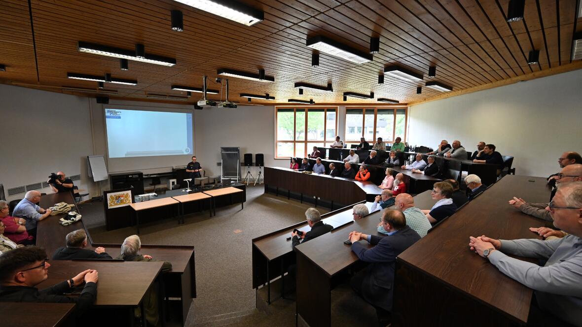 In Königsbrunn konnten die Seelsorgerinnen und Seelsorger mehr über die Arbeit der dort stationierten Polizisten erfahren.