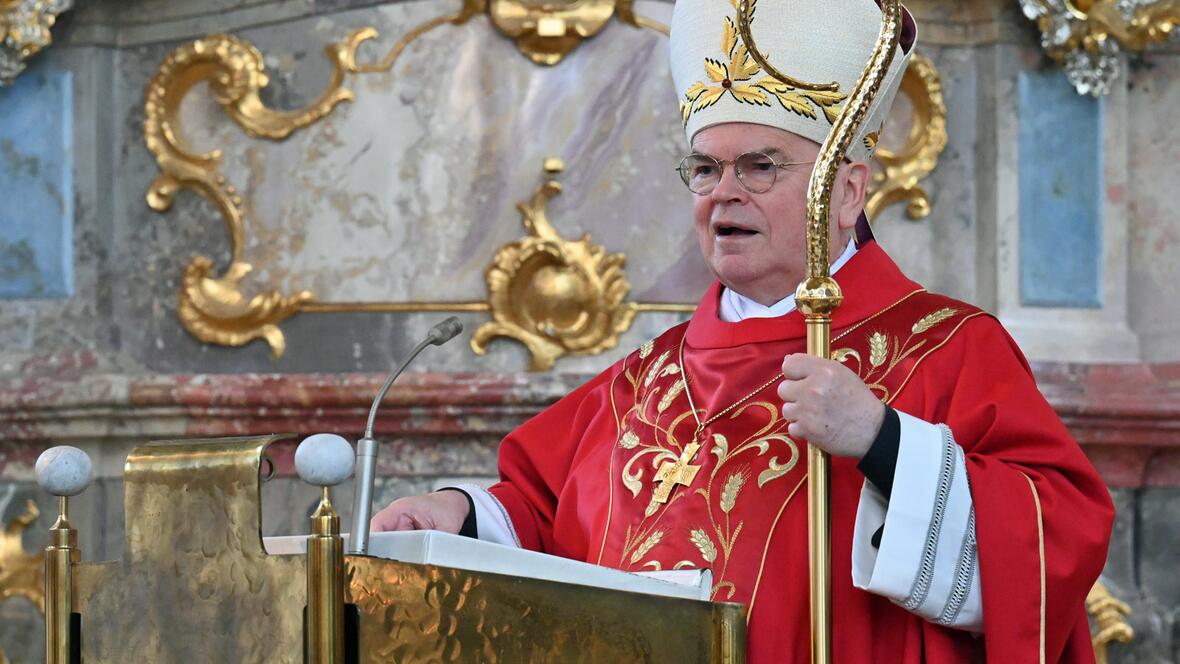 Bischof Bertram bei der Predigt in der vollbesetzten Wallfahrtskirche. 