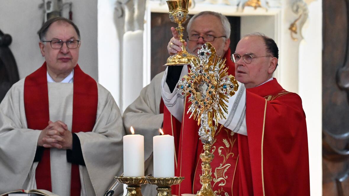 Die Feier der Hl. Messe mit Bischof Bertram und den Salvatorianerpatres.