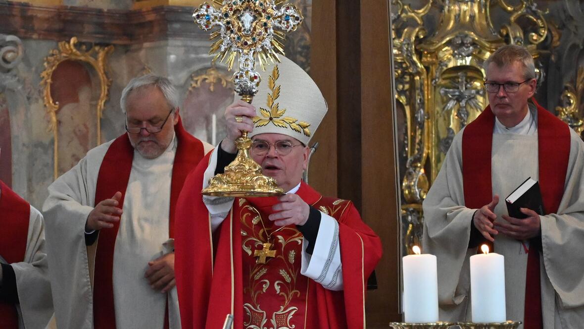 Der feierliche Schlusssegen mit der Kreuzesreliquie. 