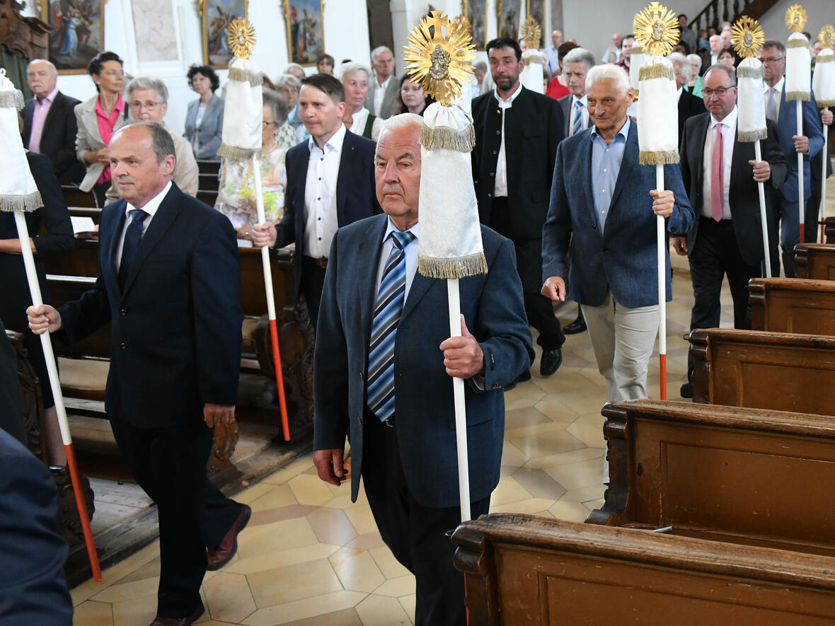 Die zwölf Mitglieder des Bruderschaftsrates trugen die "Antoniusstäbchen" in die Kirche (Fotos: pba/Ulrich Bobinger).