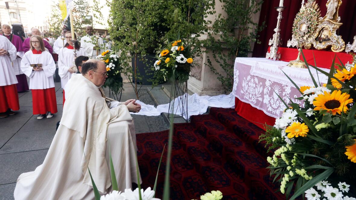 Bischof Bertram bei der Anbetung des Allerheiligsten in der Augsburger Innenstadt (Fotos: Annette Zoepf / pba)