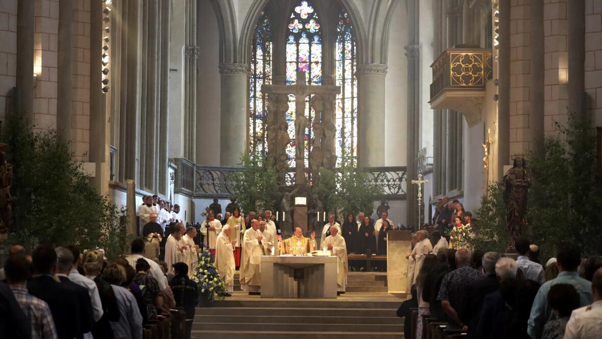 Der Prozession ging die Messfeier im Hohen Dom voraus.