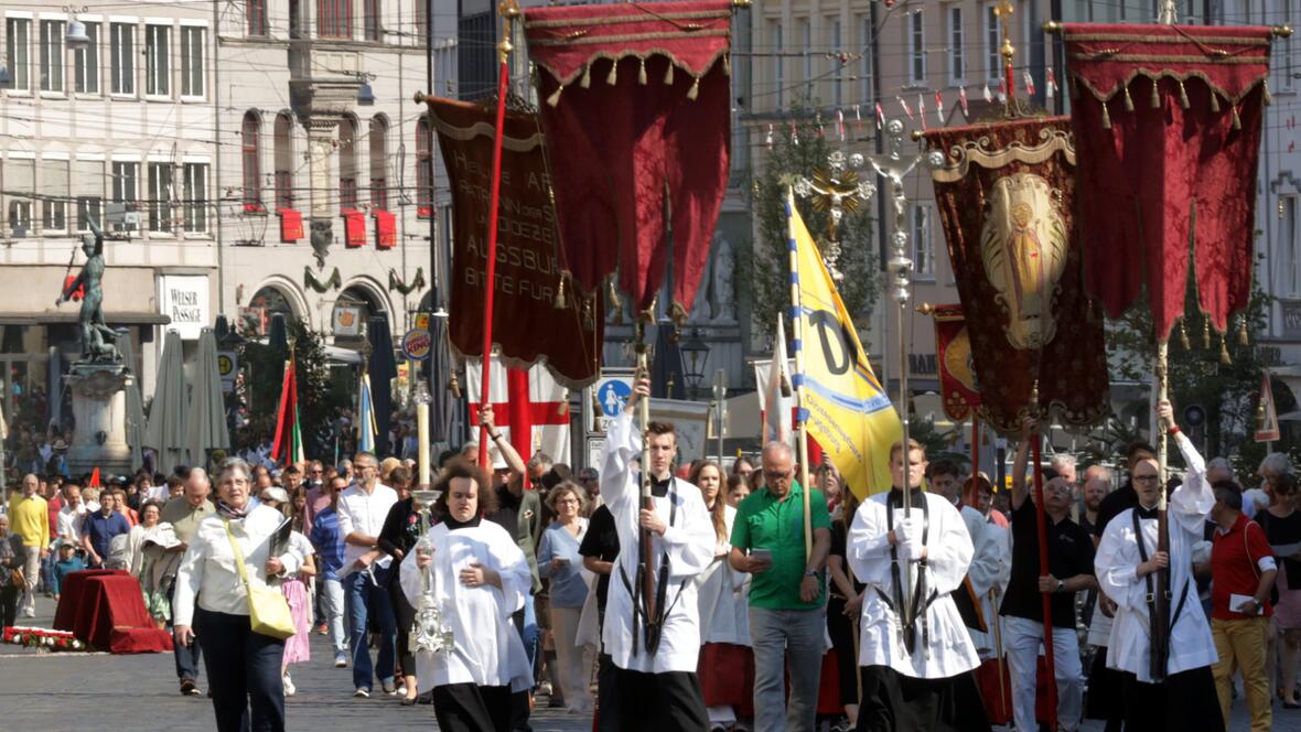 Die Festprozession durch die Augsburger Innenstadt wurde durch zahlreiche teilnehmende Vereine, Verbände und weitere Gruppierungen bereichert.