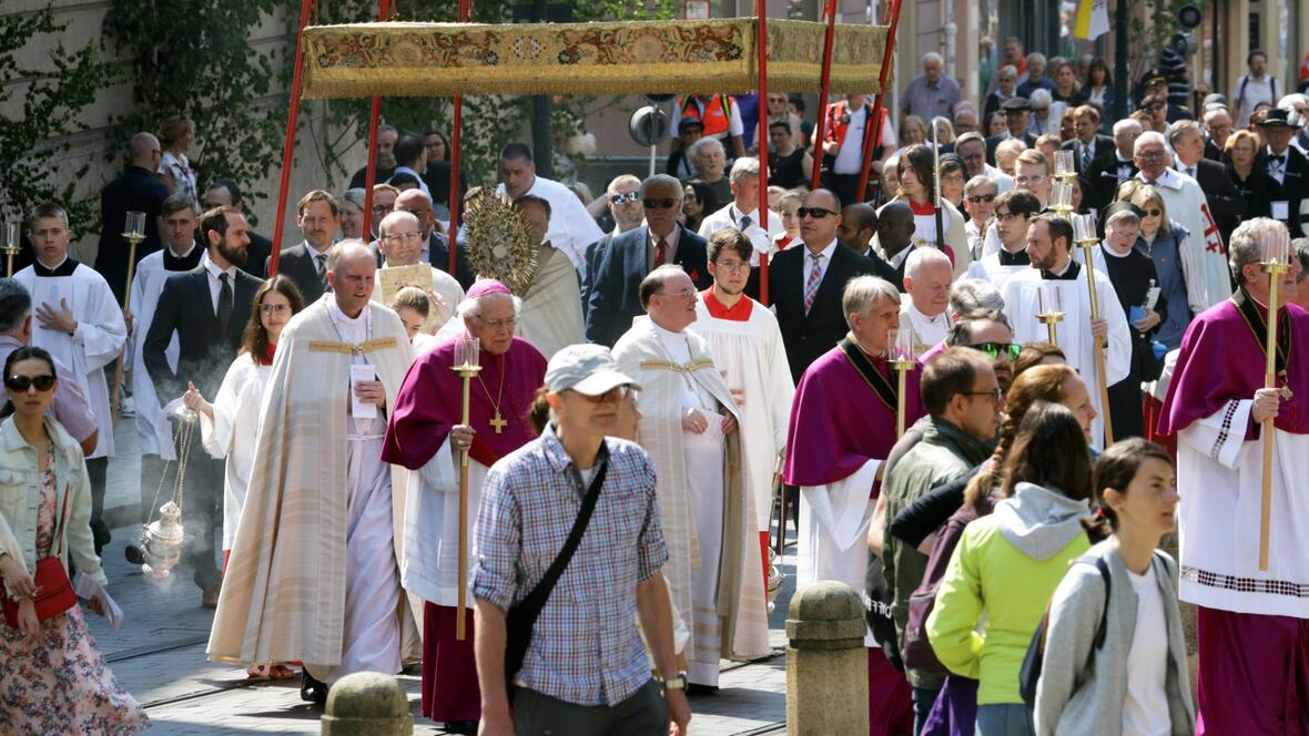 Das Allerheiligste wird dabei traditionell unter einem Baldachin, dem sogenannten "Himmel", getragen.