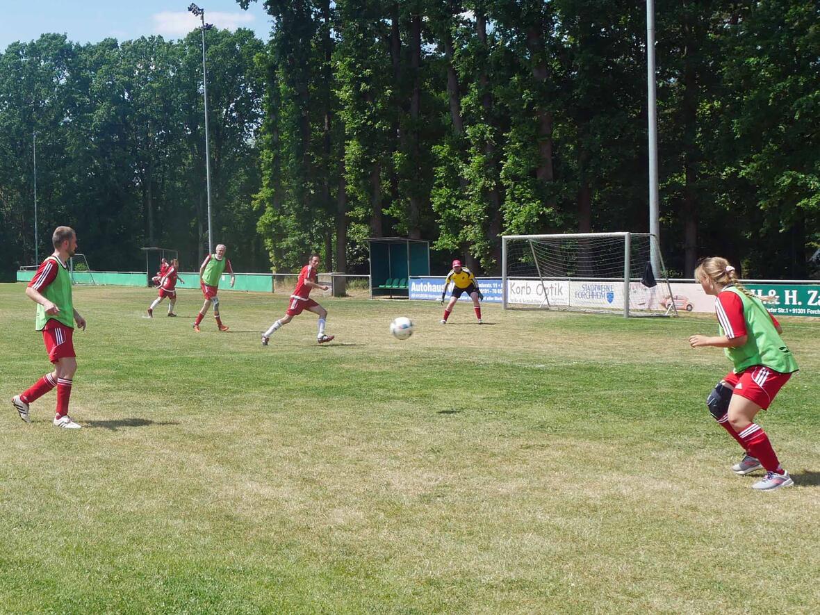 Raum- statt Manndeckung bei den Bayerischen Seelsorgemeisterschaften in Kersbach. (Fotos: privat)